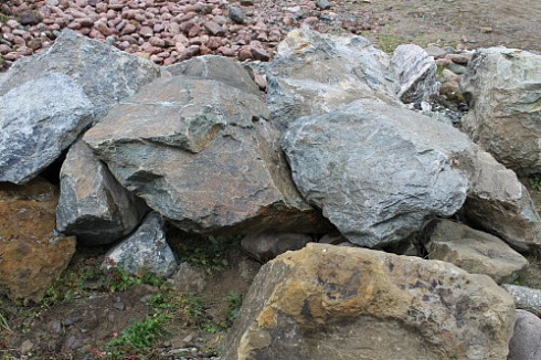 Kamenclub.ru: Змеевик скальник фр. 500-1500 мм.  купить в Ижевске змеевик зеленый серый черный глыба скальная колотая 7500 руб/т   фото КАМЕНЬ КЛУБ