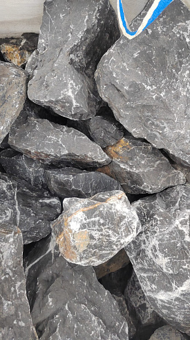 Kamenclub.ru: Черный мрамор скальник фр. 100-500 мм.  купить в Ижевске мрамор черный белый серый крупный колотый валун ландшафтный 8500 руб/т   фото КАМЕНЬ КЛУБ