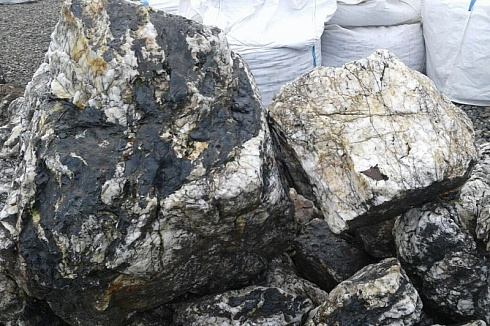 Kamenclub.ru: Черный гранит - кварцит фр. 100-500 мм.  купить в Ижевске мрамор гранит черный с белыми прожилками, серый, белый валун скальный колотый 7000 руб/т   фото КАМЕНЬ КЛУБ