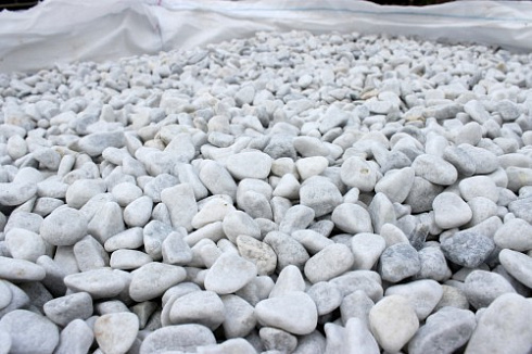 Kamenclub.ru: Мраморная крошка (щебень галтованный белый) фр.10-20 мм.  купить в Ижевске мрамор белый, молочный, айвори окатанный округлый декоративный ландшафтный щебень 17000 руб/т   фото КАМЕНЬ КЛУБ