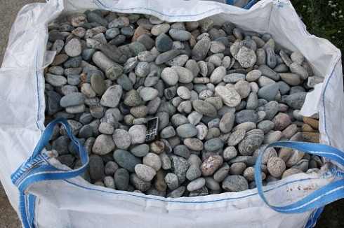 Kamenclub.ru: Галька речная окат (ассорти) фр. 50-100 мм. купить  в Ижевске галька природная округлая серая белая черная серая коричневая синяя галька речная окатанная округлая 6200 руб/т   фото КАМЕНЬ КЛУБ
