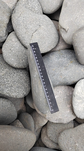 Kamenclub.ru: Галька речная плоская (темно-серая) фр. 70-150 мм. купить  в Ижевске галечник природный темно-серый серый синий речная плоская природная окатанная  9000 руб/т   фото КАМЕНЬ КЛУБ