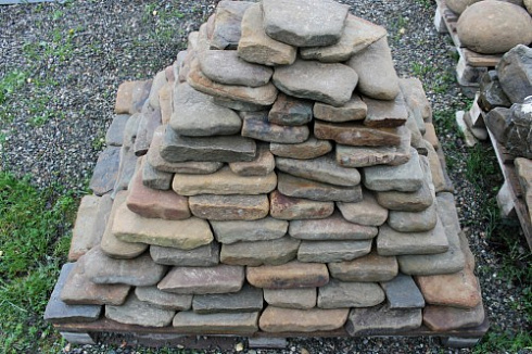 Kamenclub.ru: Песчаник галтованный для облицовки (фр. 2-5 см)  купить в Ижевске песчник рыжий желтый серый песчаник окатанный речной 6 000 руб/т   фото КАМЕНЬ КЛУБ