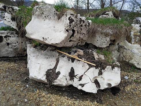 Kamenclub.ru: Выветренный известняк (степной) фр. 500-1500 мм.  купить в Ижевске    10000 руб/т   фото КАМЕНЬ КЛУБ