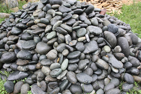 Kamenclub.ru: Темно-серый валунчик фр.100-300 мм.  купить в Ижевске крупный природный камень серый, темно-серый, светло-серый речная галька большого размера окатанная 4500 руб/т   фото КАМЕНЬ КЛУБ