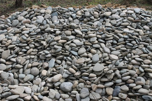 Kamenclub.ru: Галька речная плоская (ассорти) фр. 100-200-300 мм купить  в Ижевске галька галечник природный серый, белый темно-серый синий рыжий светло-серый природная галька плоская крупная 8000 руб/т   фото КАМЕНЬ КЛУБ