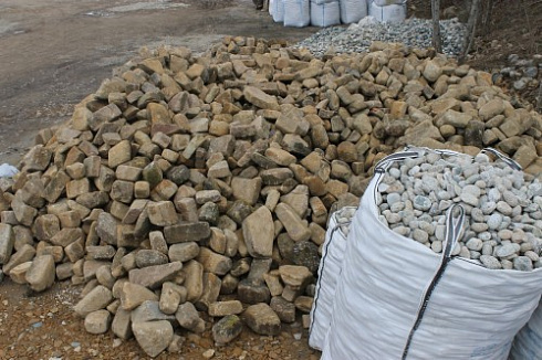 Kamenclub.ru: Песчаник для строительства и кладки блочный (фр 100-200 мм)  купить в Ижевске песчаник бежевый серый рыжий валун мелкий для строительства песчаник 6500 руб/т   фото КАМЕНЬ КЛУБ