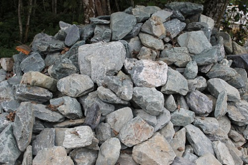 Kamenclub.ru: Гранит скальник (серо-зеленый) фр. 100-500 мм.  купить в Ижевске гранит зеленый, серый, салатовый крупный ландшафтный валун 6 000 руб/т   фото КАМЕНЬ КЛУБ