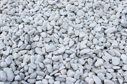 Kamenclub.ru: Мраморная крошка (щебень галтованный белый) фр.10-20 мм.  купить в Ижевске мрамор белый, молочный, айвори окатанный округлый декоративный ландшафтный щебень 17000 руб/т   фото КАМЕНЬ КЛУБ