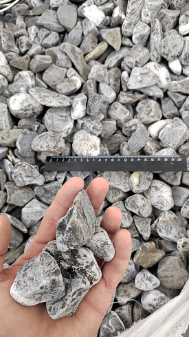 Kamenclub.ru: Щебень галтованный черный (мрамор) фр.40-70 мм.  купить в Ижевске мрамор черный с белыми прожилками, черный, белый щебень галтованный округлый 13500 руб/т   фото КАМЕНЬ КЛУБ