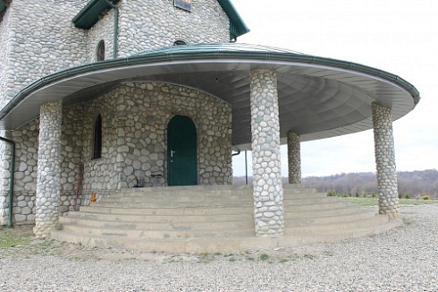 Kamenclub.ru: Галька речная плоская (бело-серая) фр. 100-200-300 мм. купить  в Ижевске галька речная плоская серый, белый, бело-серый, серо-белый речная галька плоская  9000 руб/т   фото КАМЕНЬ КЛУБ