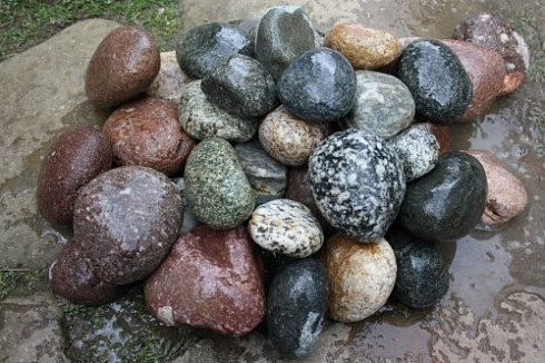 Kamenclub.ru: Галька окат (цветная картошка) фр. 50-100 мм. купить  в Ижевске галька природная окатанная серый белый цветной синий темно-серый коричневый округлый галечник окатанный 6800 руб/т   фото КАМЕНЬ КЛУБ