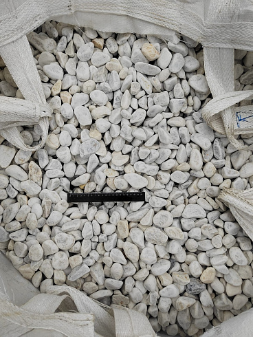 Kamenclub.ru: Мраморная крошка (щебень галтованный белый) фр.40-70 мм.  купить в Ижевске мрамор белый молочный айвори окатанный округлый природный камень 17000 руб/т   фото КАМЕНЬ КЛУБ