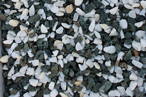 Kamenclub.ru: Мраморная крошка (щебень крошка микс: белый-зеленый) фр. 10-20 мм.  купить в Ижевске мрамор белый, зеленый каменная ландшафтная декоративная крошка щебня 9500 руб/т   фото КАМЕНЬ КЛУБ