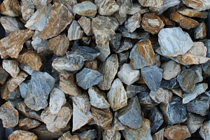 Kamenclub.ru: Мраморная крошка (щебень крошка медовый) фр. 20-40 мм.  купить в Ижевске мрамор бежевый рыжий желтый ландшафтная мраморная крошка 12000 руб/т   фото КАМЕНЬ КЛУБ