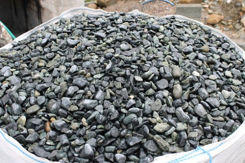 Kamenclub.ru: Щебень галтованный зеленый (змеевик) фр. 20-40 мм.  купить в Ижевске мрамор зеленый, салатовый оголтованный щебень мраморный 12500 руб/т   фото КАМЕНЬ КЛУБ