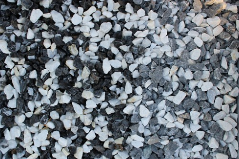 Kamenclub.ru: Мраморная крошка (щебень крошка микс : черный-белый) фр. 10-20 мм.  купить в Ижевске мрамор белый, черный каменная декоративная крошка ландшафтная 12000 руб/т   фото КАМЕНЬ КЛУБ