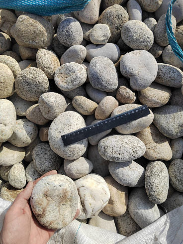 Kamenclub.ru: Галька речная окат (серо-белая) фр. 70-120 мм купить  в Ижевске галька галечник бело-серая, серо-белая, серая, белая речная природная галька  8000 руб/т   фото КАМЕНЬ КЛУБ