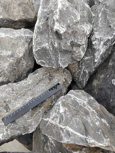 Kamenclub.ru: Черный мрамор скальник фр. 100-500 мм.  купить в Ижевске мрамор черный белый серый крупный колотый валун ландшафтный 8500 руб/т   фото КАМЕНЬ КЛУБ