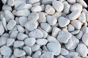 Kamenclub.ru: Щебень галтованный белый (мрамор) фр.5-10 мм.  купить в Ижевске мрамор белый, айвори, молочный каменная мраморная декоративная ландшафтная крошка 17000 руб/т   фото КАМЕНЬ КЛУБ