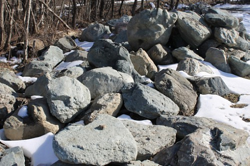 Kamenclub.ru: Гранит скальник (серо-зеленый) фр. 500-1500 мм.  купить в Ижевске гранит мрамор  серый зеленый темно-серый глыба скальная колотая ландшафтная 7 500 руб/т   фото КАМЕНЬ КЛУБ