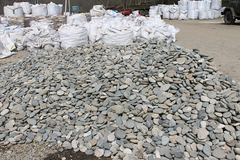 Kamenclub.ru: Галька речная плоская (серо-белая) фр. 70-120 мм. купить  в Ижевске галька галечник речной серый, белый окатанная плоская  природная галька 9000 руб/т   фото КАМЕНЬ КЛУБ