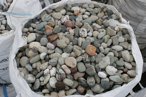 Kamenclub.ru: Галька окат (цветная картошка) фр. 50-100 мм. купить  в Ижевске галька природная окатанная серый белый цветной синий темно-серый коричневый округлый галечник окатанный 6800 руб/т   фото КАМЕНЬ КЛУБ