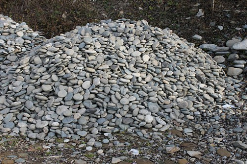 Kamenclub.ru: Галька речная плоская (ассорти) фр. 70-150 мм. купить  в Ижевске галька галечник серый белый темно-серый синий светло-серый плоская природная галька  9000 руб/т   фото КАМЕНЬ КЛУБ