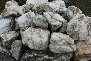 Kamenclub.ru: Мраморизированный известняк фр. 100-500 мм.  купить в Ижевске известняк серый белый темно-серый сероватый валун природного образования окатанный 10500 руб/т   фото КАМЕНЬ КЛУБ