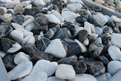 Kamenclub.ru: Мраморная крошка (щебень галтованный микс:: белый-черный) фр.20-40 мм  купить в Ижевске мрамор белый, черный мраморный галтованный щебень 15500 руб/т   фото КАМЕНЬ КЛУБ