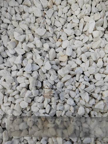 Kamenclub.ru: Мраморная крошка, щебень, цвет-белый, фр. 5-10 мм.  купить в Ижевске мрамор белый, айвори, молочный мраморная каменная крошка ландшафтная 12000 руб/т   фото КАМЕНЬ КЛУБ