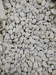 Kamenclub.ru: Мраморная крошка (щебень галтованный белый) фр.40-70 мм.  купить в Ижевске мрамор белый молочный айвори окатанный округлый природный камень 17000 руб/т   фото КАМЕНЬ КЛУБ