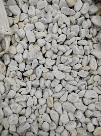 Kamenclub.ru: Мраморная крошка (щебень галтованный белый) фр.40-70 мм.  купить в Ижевске мрамор белый молочный айвори окатанный округлый природный камень 17000 руб/т   фото КАМЕНЬ КЛУБ