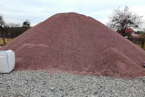 Kamenclub.ru: Мраморная крошка (щебень крошка розовый) фр. 5-10 мм.  купить в Ижевске мрамор розовый, красный щебень колотый ландшафтный декоративный  11000 руб/т   фото КАМЕНЬ КЛУБ