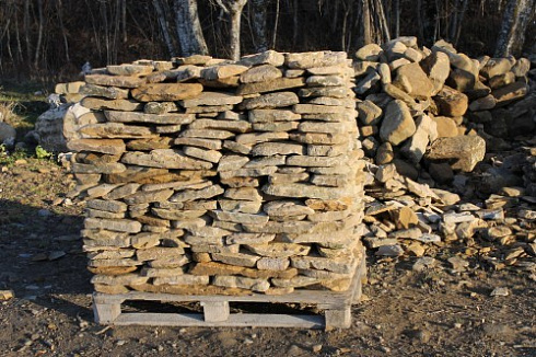 Kamenclub.ru: Песчаник колотый для облицовки (фр. 2-3 см)  купить в Ижевске песчаник бежевый серый рыжий песчаник строительный 5000 руб/т   фото КАМЕНЬ КЛУБ