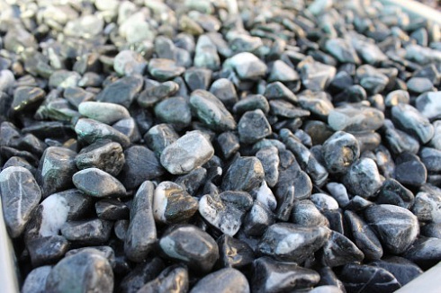 Kamenclub.ru: Щебень галтованный черный (мрамор) фр.10-20 мм.  купить в Ижевске мрамор черный с белыми прожилками, черный, белый окатанный округлый ландшафтный декоративный щебень 15000 руб/т   фото КАМЕНЬ КЛУБ