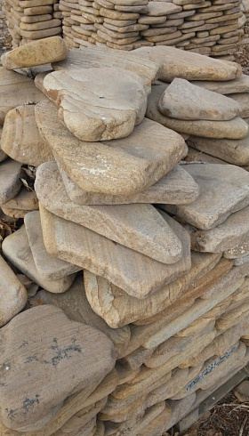 Kamenclub.ru: Песчаник пластушка галтованный желтый с рисунком (3 см)  купить в Ижевске плитняк - пластушка желтый песчаник 21000 руб/м3   фото КАМЕНЬ КЛУБ