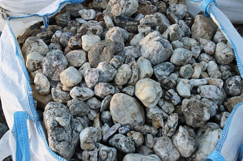 Kamenclub.ru: Кварцевый валунчик фр.100-300 мм.  купить в Ижевске кварц белый, бежевый молочный рыжий крупный природный камень галечник 7850 руб/т   фото КАМЕНЬ КЛУБ