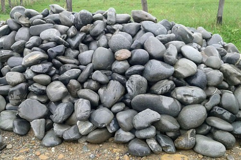 Kamenclub.ru: Темно-серый валунчик фр.100-300 мм.  купить в Ижевске крупный природный камень серый, темно-серый, светло-серый речная галька большого размера окатанная 4500 руб/т   фото КАМЕНЬ КЛУБ