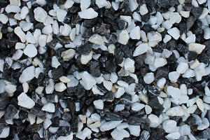 Kamenclub.ru: Мраморная крошка (щебень крошка микс : черный-белый) фр. 10-20 мм.  купить в Ижевске мрамор белый, черный каменная декоративная крошка ландшафтная 12000 руб/т   фото КАМЕНЬ КЛУБ