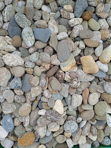 Kamenclub.ru: Галька горная речная окат (цветная) фр. 20-40 мм. купить  в Ижевске галька речная серый синий бежевый белый окатанная речная галька ландшафтная 6800 руб/т   фото КАМЕНЬ КЛУБ