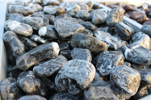 Kamenclub.ru: Щебень галтованный черный (мрамор) фр. 50-100 мм.  купить в Ижевске мрамор черный с белыми прожилками щебень ландшафтный мраморный 15000 руб/т   фото КАМЕНЬ КЛУБ