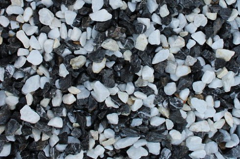 Kamenclub.ru: Мраморная крошка (щебень крошка микс : белый-черный-розовый) фр. 3-5 мм.  купить в Ижевске мрамор белый, черный, розовый, разноцветный мраморная каменная крошка декорвтивная 12000 руб/т   фото КАМЕНЬ КЛУБ