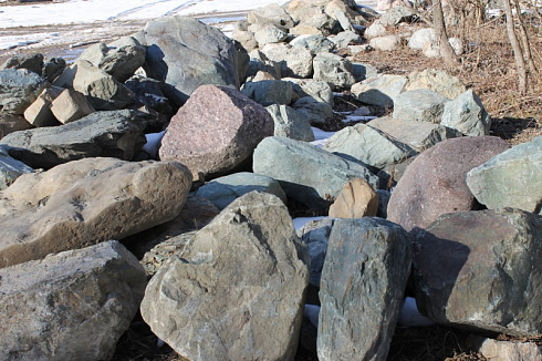 Kamenclub.ru: Гранит скальник (серо-зеленый) фр. 500-1500 мм.  купить в Ижевске гранит мрамор  серый зеленый темно-серый глыба скальная колотая ландшафтная 7 500 руб/т   фото КАМЕНЬ КЛУБ