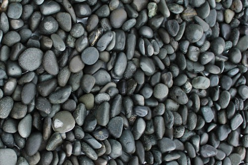 Kamenclub.ru: Галька речная окат (темно-серая) фр. 70-150 мм. купить  в Ижевске галька речная темно-серая, синяя, серая речная галька округлая  8000 руб/т   фото КАМЕНЬ КЛУБ