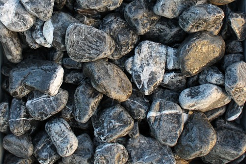 Kamenclub.ru: Щебень галтованный черный (мрамор) фр. 50-100 мм.  купить в Ижевске мрамор черный с белыми прожилками щебень ландшафтный мраморный 15000 руб/т   фото КАМЕНЬ КЛУБ