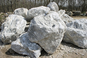 Kamenclub.ru: Мраморизированный известняк фр.500-1500 мм.  купить в Ижевске    10000 руб/т   фото КАМЕНЬ КЛУБ