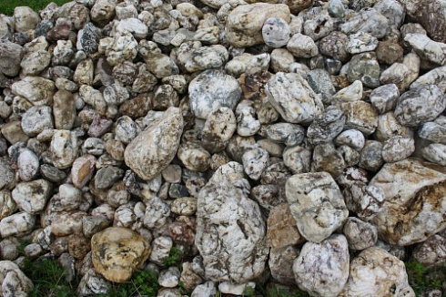 Kamenclub.ru: Кварцевый валунчик фр.100-300 мм.  купить в Ижевске кварц белый, бежевый молочный рыжий крупный природный камень галечник 7850 руб/т   фото КАМЕНЬ КЛУБ