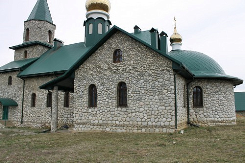 Kamenclub.ru: Галька речная плоская (бело-серая) фр. 100-200-300 мм. купить  в Ижевске галька речная плоская серый, белый, бело-серый, серо-белый речная галька плоская  9000 руб/т   фото КАМЕНЬ КЛУБ