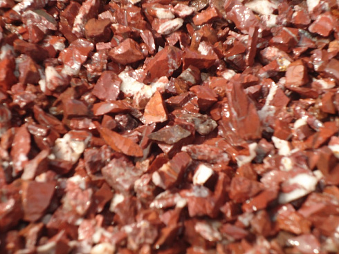 Kamenclub.ru: Щебень крошка красный (ЯШМА) фр. 20-40 мм.  купить в Ижевске яшма красный, бордовый декоративный ландшафтный щебень 9000 руб/т   фото КАМЕНЬ КЛУБ